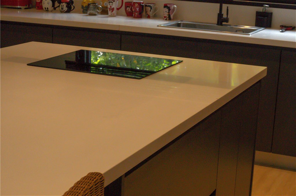 Detalle de cocina en melamina grafito