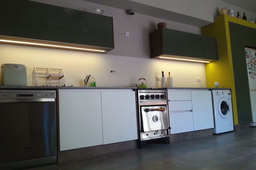 Cocina blanca con superior oscura
