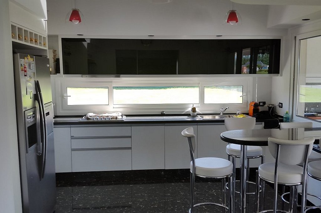 Cocina blanca vidriada