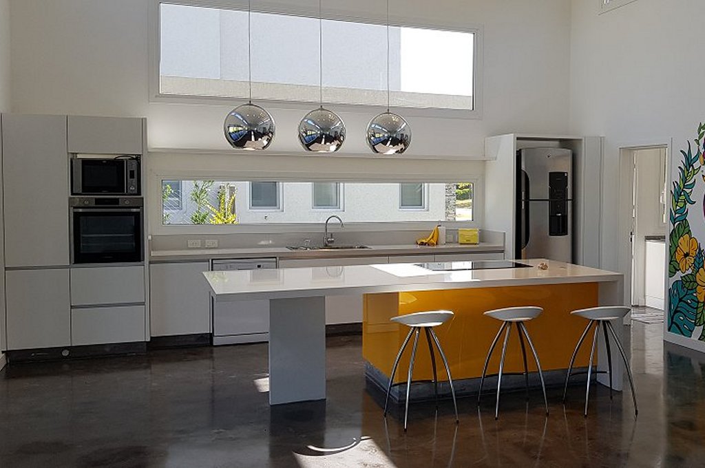 Cocina blanca con aberturas