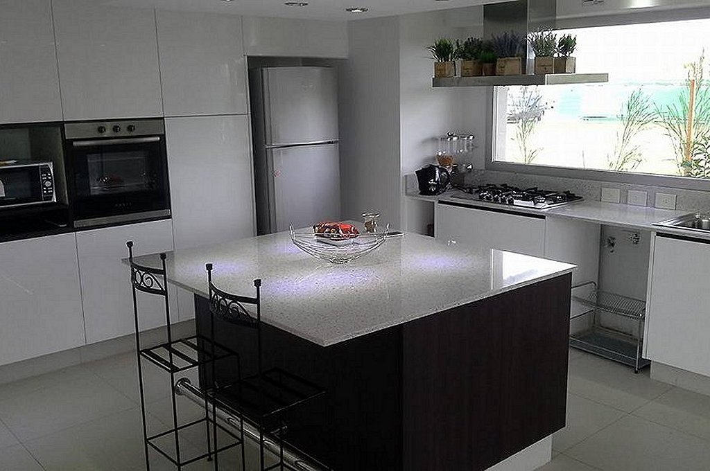Cocina blanco brillo con abertura PVC