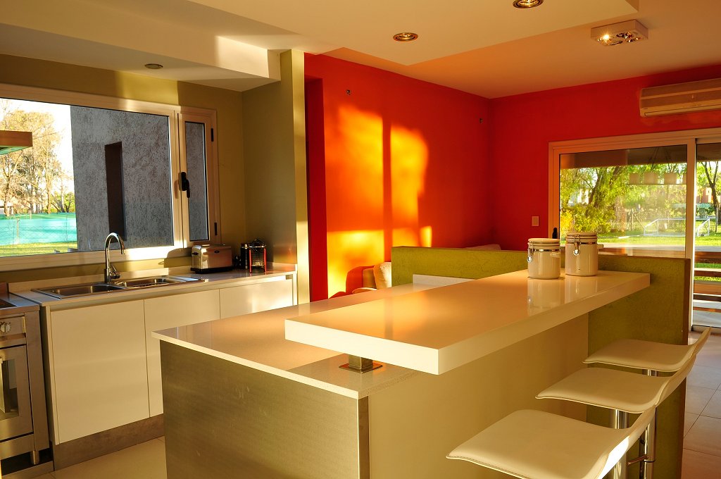 Cocina simple con aberturas de color